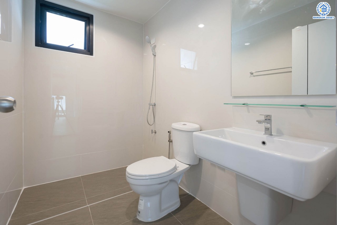 บ้านมือสองตกแต่งใหม่ ม.พิมาน ปิ่นเกล้า-กาญจนาภิเษก เนื้อที่ 64 ตร.ว. ฟังก์ชัน 3 ห้องนอน 4 ห้องน้ำ 1 ห้องแม่บ้าน จอดรถได้ 2 คัน บนทำเลเดินทางสะดวก ติดถนนกาญจนาภิเษก เชื่อมต่อหลายเส้นทาง ใกล้ทางด่วน "กาญจนาภิเษก" รถไฟฟ้า "สถานีหลักสอง" และเดอะมอลล์บางแค...